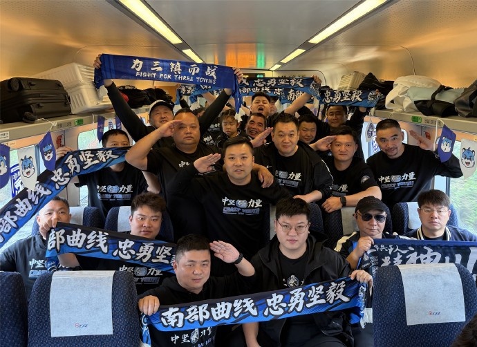 B体育-武汉三镇“球迷远征专列”缓缓驶出站台，踏上奔赴重庆客场的征途
