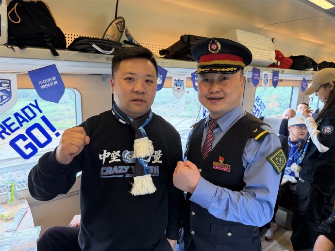 B体育-武汉三镇“球迷远征专列”缓缓驶出站台，踏上奔赴重庆客场的征途