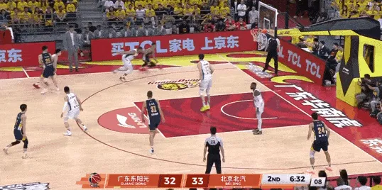 B体育官方网站-奎因想隔扣周琦但被钉板大帽，随后拉科塞维奇补篮成功